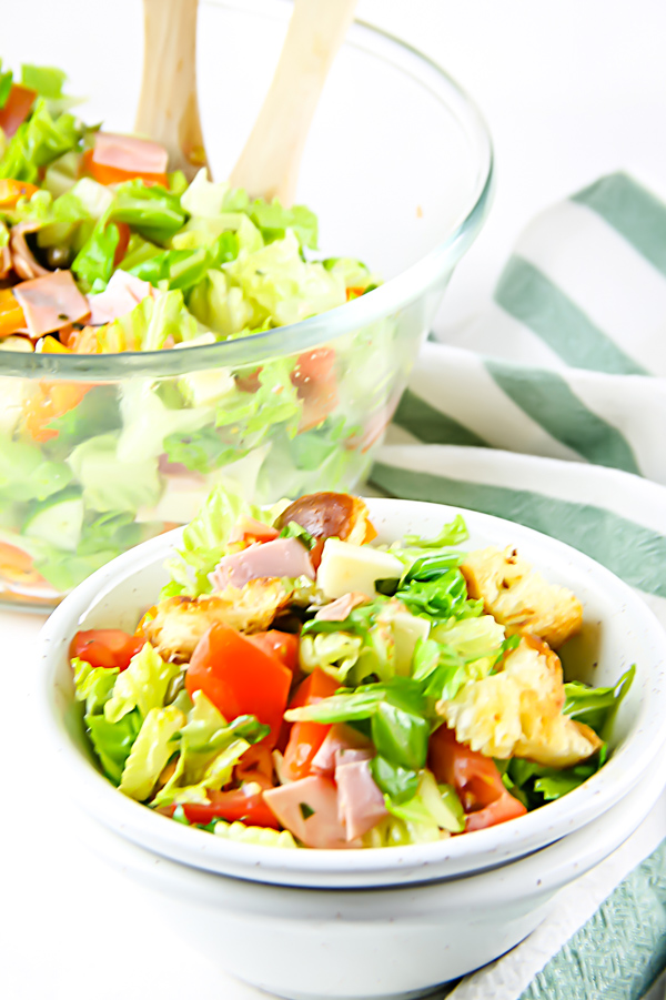 Panzanella Salad Recipe is a delicious salad that perfect all year. It's great on its own or as a side dish and works great alongside grilled meats or oven-roasted dinners. #salad #Italian #Italianbread #recipe #panzanella #tomatoes Panzanella Salad