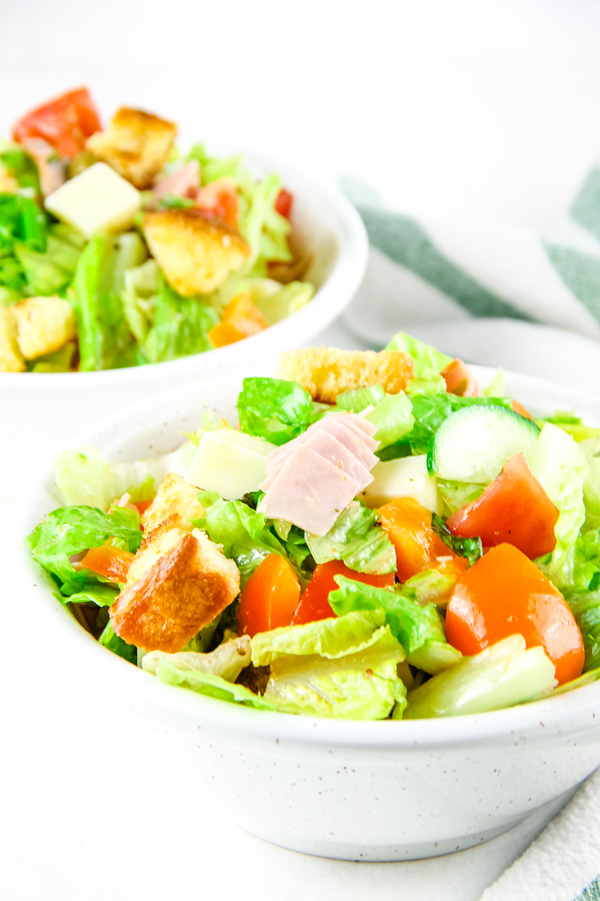 Panzanella Salad Recipe is a delicious salad that perfect all year. It's great on its own or as a side dish and works great alongside grilled meats or oven-roasted dinners. #salad #Italian #Italianbread #recipe #panzanella #tomatoes Panzanella Salad