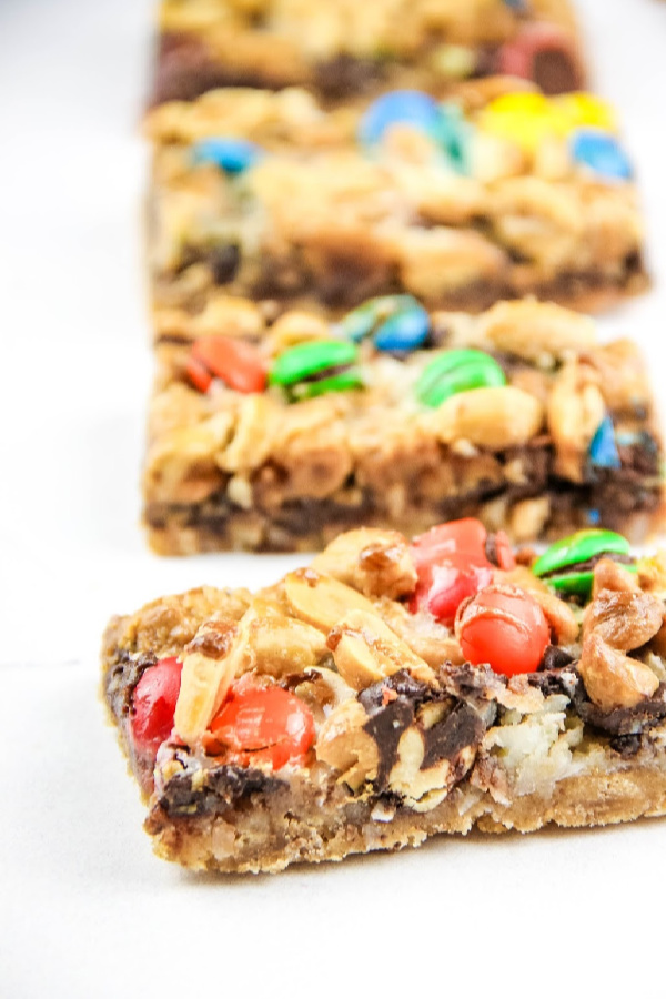 Graham Cracker Cookie Bars, with or without coconut, has a graham cracker crust that topped with layers of ingredients. #hellodolly #7layerbars magic bars