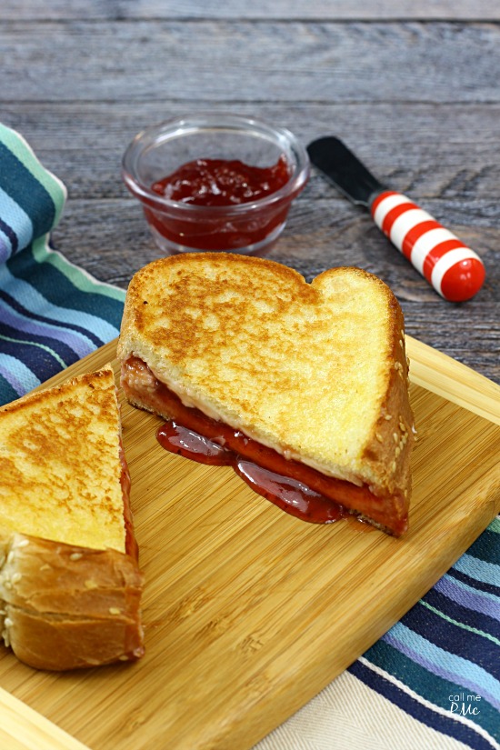 Grilled Cheese Breakfast Sandwich from callmepmc.com a sweet and savory grilled cheese sandwich. This breakfast grilled cheese sandwich is the perfect combination of flavors!
