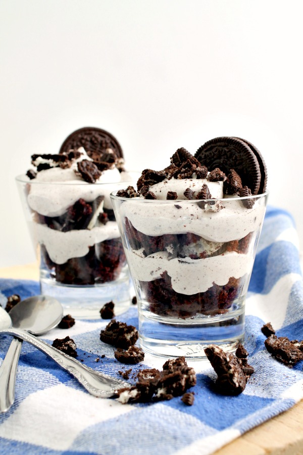 Oreo Cheesecake Trifle in disposable cups makes easy, individual desserts for picnics, socials, and cookouts. #trifle #Oreo #chocolate #darkchocolate #dessert #cheesecake #jellopudding #chocolatecake #cake #recipe Oreo Cheesecake Trifle