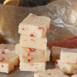 3 Ingredient Peppermint Fudge - easy, 5 minute fudge recipe via callmepmc.com