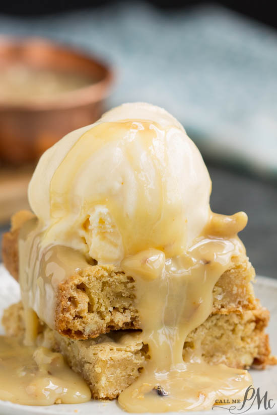 White Chocolate Walnut Blondies a rich & decadent copycat recipe from Applebee's restaurant chain. It's full of chocolate chunks, walnuts and coconut. #blondies #walnuts #brownies #recipe #dessert #chocolate #whitechocolate #easy White Chocolate Walnut Blondies