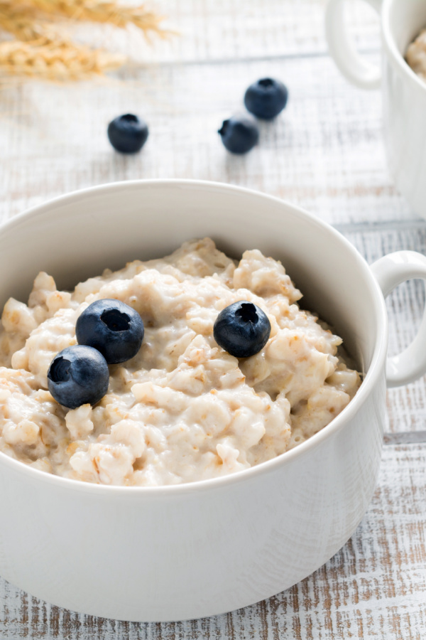 Slow Cooker Oatmeal with Fruit and Vanilla