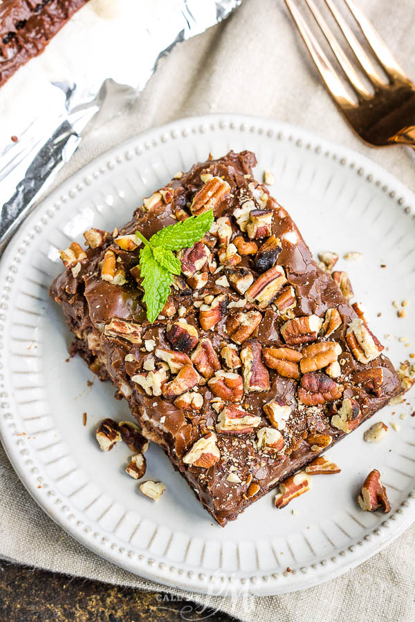 Mississippi Mud Cake Recipe is a rich, dense chocolate cake topped with marshmallows and chocolate frosting. #cake #brownies #dessert #callmepmc #recipe #cocoa #marshmallows #ganache #rockyroad #msmudcake #pecans Mississippi Mud Cake