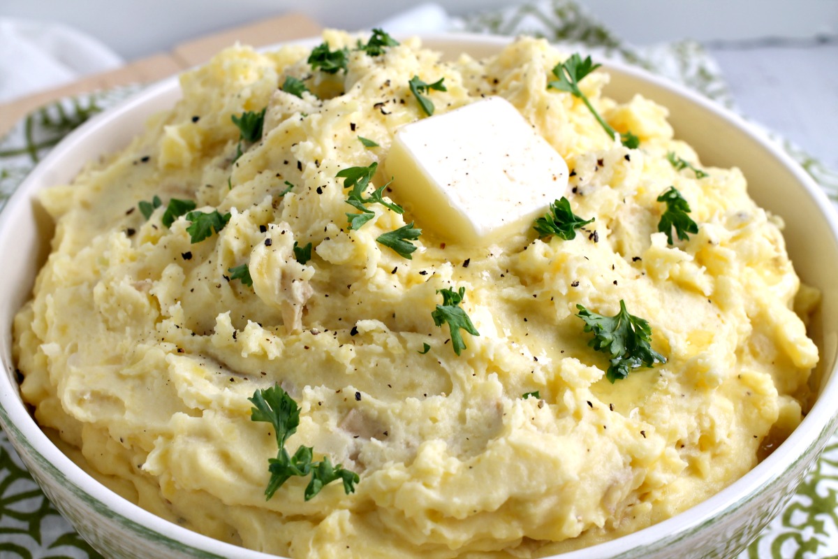 Roasted Garlic Mashed Potatoes are creamy and rich. They're delicious enough to serve as a holiday side dish but easy enough to make on a busy weeknight. #garlic #potatoes #comfortfood #mashedpotatoes #sidedish #Thanksgiving #holidays