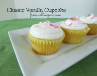 Classic Vanilla Cupcakes from www.callmepmc.com #cupcakes