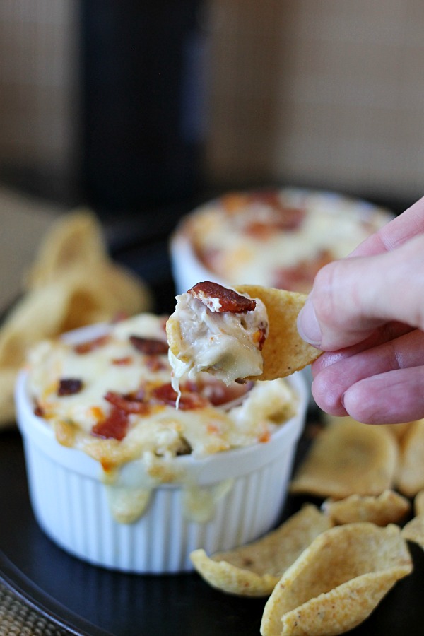  Lleno de sabor, este Dip de Jalapeño de pollo con tocino se convertirá rápidamente en su dip favorito para el entretenimiento y el día de juego. 