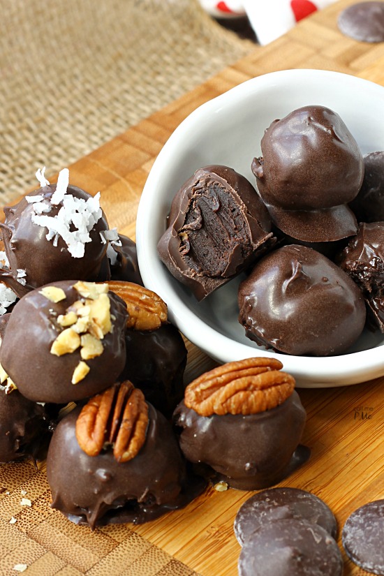 Best Dark Chocolate Truffles Recipe via callmepmc.com creamy and rich these easy truffles make the perfect homemade gift for the holidays, perfect recipe for potluck