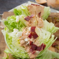 Variante maison Sriracha Thousand Island Wedge. Salade Wedge