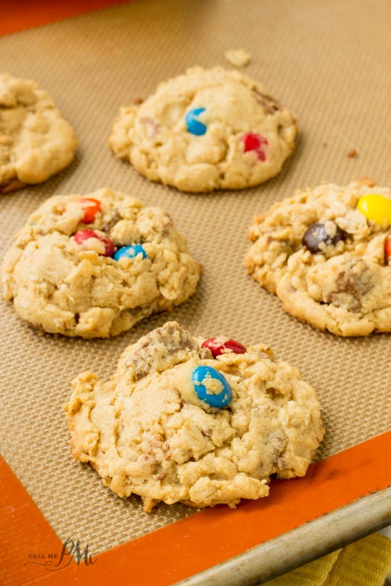 Soft Peanut Butter Oatmeal Cookie Recipe are heavenly cookies, full of chocolate and peanut butter.