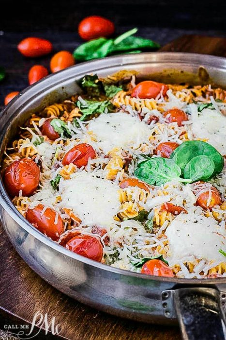 One Pan Spinach Cheese and Fire Roasted Tomato Pasta is just plain good eatin'! Pasta and cheese, the epitome of comfort food.