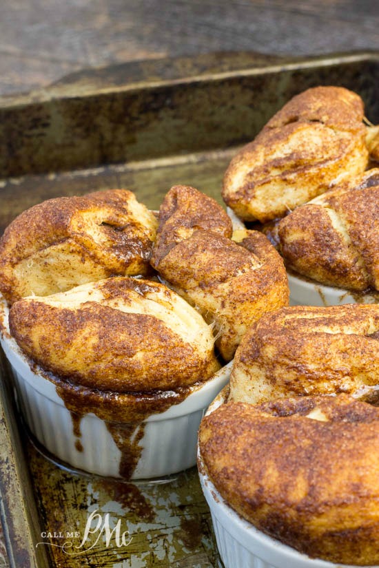 the best pull apart bread recipe in individual servings! Chocolate Chip Crescent Roll Monkey Bread recipe single serving monkey bread desserts in ramekins.
