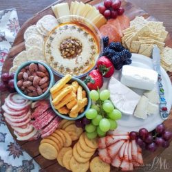 Jeg vil gerne lære dig, hvordan du sammensætter en Charcuterie Platter. Det er ikke svært, men et par grundlæggende regler. En Charcuterie platter er en nem og elegant måde at underholde på, især hvis du har last minute gæster uden meget tid til at lave noget mad.