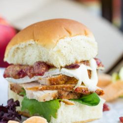 Deslizadores de pavo con queso brie y arándanos y mostaza, también conocido como, el mejor sándwich de pavo sobrante es la combinación perfecta de sabores. Esta receta de sándwiches es una visita obligada para todos los amantes de los sándwiches.