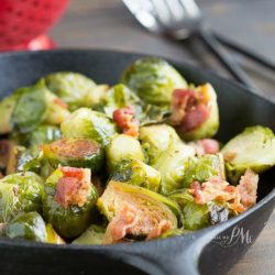 Kentucky Bourbon Braised Bacon Brussel Sprouts têm muita textura e sabor da sua cozedura numa mistura de bourbon e atirando com bacon fumado.