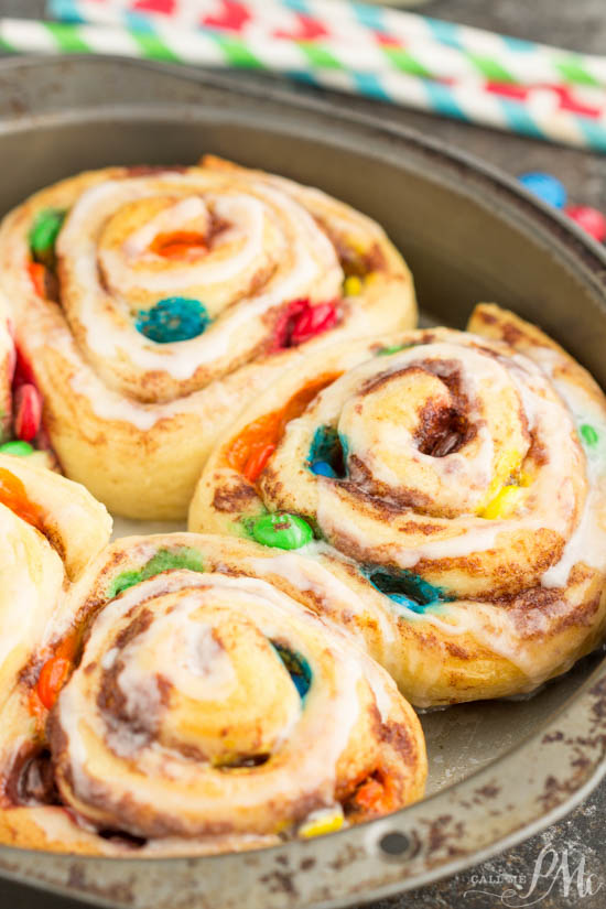 M&M Cinnamon Rolls make a fun and delicious carefree breakfast treat! M&M Cinnamon Rolls in a pie pan.