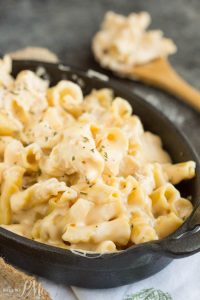 Copycat Cracker Barrel Restaurant Mac and Cheese in a black bowl.