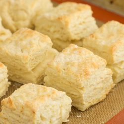 Les Cream Cheese Buttermilk Biscuits moelleux et tendres sont faits de beurre, de fromage à la crème et de babeurre. Préparez une fournée de cette recette de biscuits maison, ils sont faciles et savoureux !'re easy and tasty!