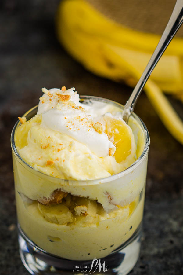 Quick, easy & delicious, Magnolia Bakery Famous Banana Pudding Recipe is always a hit at a cookout or potluck. This easy banana pudding can be whipped up in just 10 minutes! #magnoliabakery #bananapudding #homemadebananapudding #recipes #desserts #callmepmc