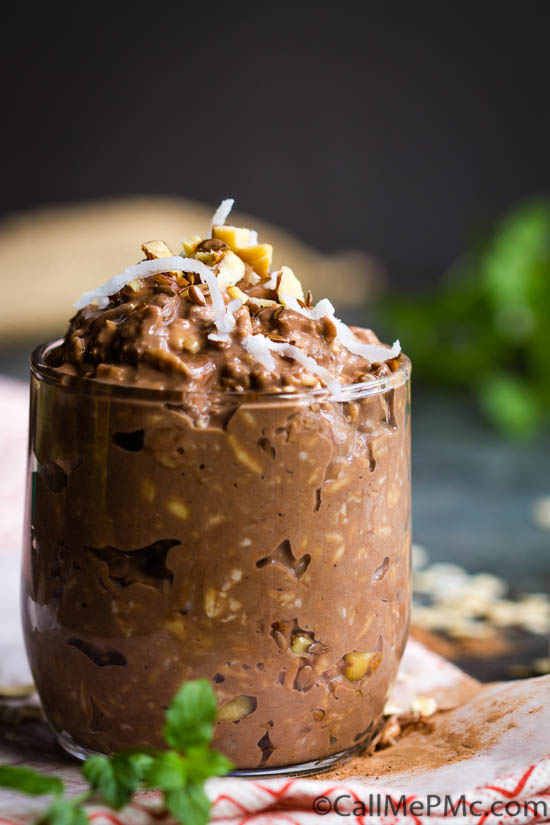 Brownie Batter Overnight Protein Oats es un desayuno saludable lleno de proteínas y sabor que sabe a postre de chocolate. Qué mejor manera de comenzar el día