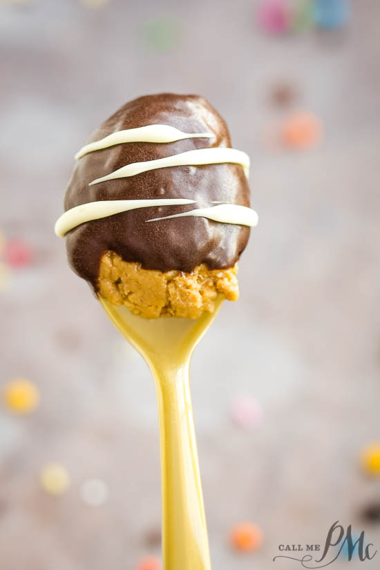 Buckeye Chocolate Peanut Butter Truffle Spoons -ย Decadent portions of peanut butter truffles dipped in chocolate to stir into hot chocolate or eat as dessert. These spoons are easy to make, fun to make with kids, and make great #gifts. #chocolate #truffles #peanutbutter Homemade gifts on display.
