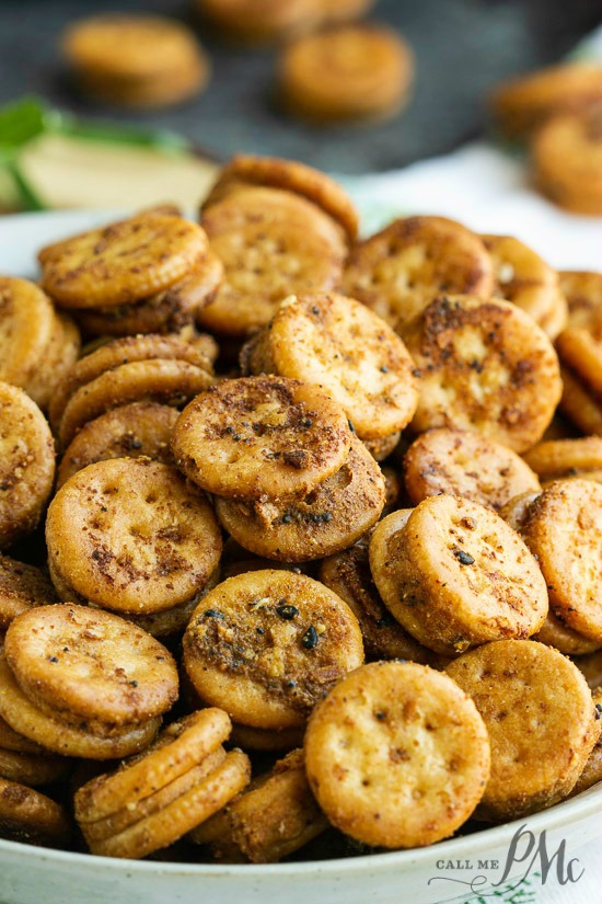 Crunchy, salty, perfectly seasoned, Baked Seasoned Ritz Bits so quick and easy to make. it'll become your new favorite snack! #crackers #snack Seasoned snack crackers