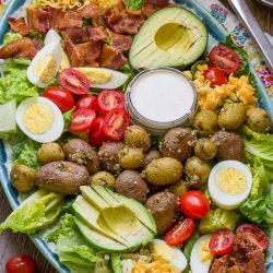 Best Cobb Salad with Buttermilk Garlic Garlic Dressing é uma salada principal, satisfatória, com muitas proteínas, boas gorduras, sabor, e um molho delicioso.