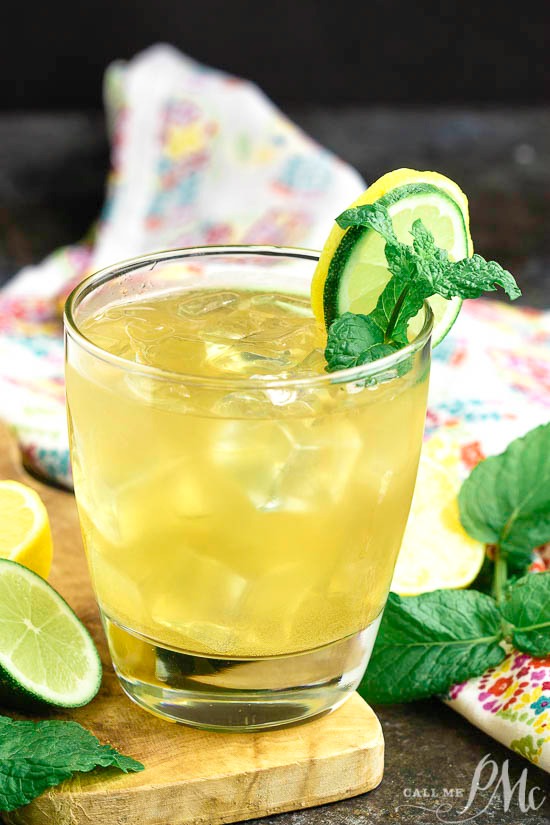 Fizzy Bourbon Lemonade Recipe, for bourbon lovers, this sip will keep you cool during the hot summer! #cocktail #recipe #bourbon