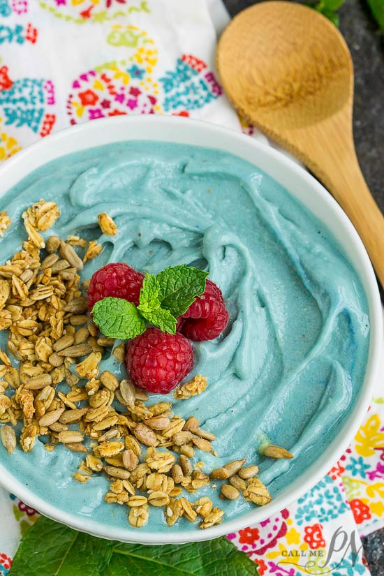 Loaded with superfood and fruits, Superfood Mermaid Blue Spirulina Smoothie Bowl is a delicious and decadent yet healthy breakfast that's super easy to make yourself. It's also full of anti-inflammatory and immune-boosting ingredients. #superfood #smoothiebowl