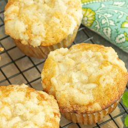 Streusel Topped Peach Cobbler Muffins