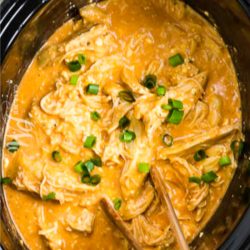 Toto Slow Cooker Creamy Buffalo Chicken nikdy nezklame! Tento recept na kuře je plný chutí. Je snadný, krémový, lahodný a tak univerzální! #kuře #slowcooker #crockpot #Buffalosauce #sauce #spicy #Keto #wings #creamcheese