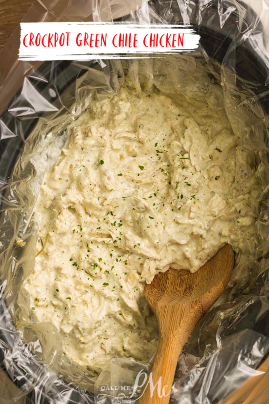 Crockpot Green Chile Chicken je snadný recept na večeři. Tento recept na kuře s nízkým obsahem sacharidů kombinuje kuře, smetanový sýr, zelené chilli a koření pro úžasnou chuť. #kuře #pomalývařič #crockpot #creamcheese #keto #lowcarb #easy