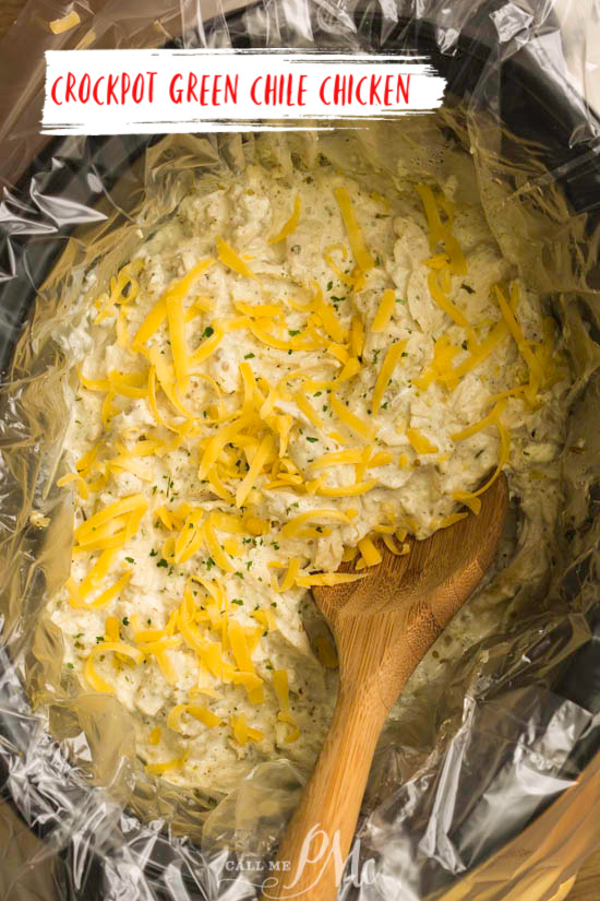 Crockpot Green Chile Chicken je snadný recept na večeři. Tento recept na kuře s nízkým obsahem sacharidů kombinuje kuře, smetanový sýr, zelené chilli a koření pro úžasnou chuť. #kuře #slowcooker #crockpot #creamcheese #keto #lowcarb #easy