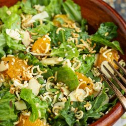 Romaine Toss, a zesty, sweet and spicy salad is a perfect lunch or side in 5 minutes! #salad #recipe #romaine #orange #mandarinorange #easy #ramen #almonds #healthy #greensalad