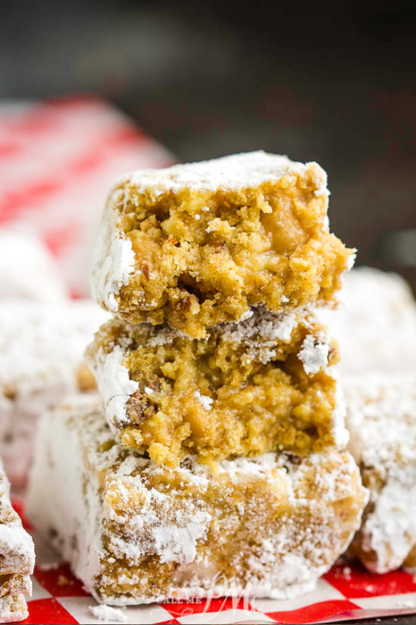 Muddy Buddy Bars Recipe is super decadent and delicious. These dessert bars require no mixer, no baking, and a great treat even if you're not 'cook'. #nocook #nobake #vanillawafers #easy #recipe #snack #bar 