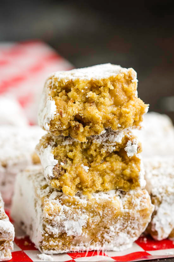 Muddy Buddy Bars Recipe is super decadent and delicious. These dessert bars require no mixer, no baking, and a great treat even if you're not 'cook'. #nocook #nobake #vanillawafers #easy #recipe #snack #bar Muddy Buddy Bars