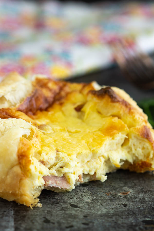 I've found your new favorite breakfast, Panera Bread Ham and Swiss Souffle Recipe. Start the day off right with baked egg in a flaky crust! #breakfast #recipe #pastry #souffle #PaneraBread #eggs #ham #cheese Panera Bread Ham and Swiss Souffle