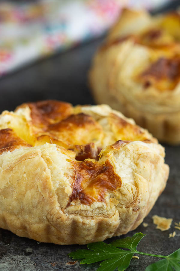 I've found your new favorite breakfast, Panera Bread Ham and Swiss Souffle Recipe. Start the day off right with baked egg in a flaky crust! #breakfast #recipe #pastry #souffle #PaneraBread #eggs #ham #cheese Panera Bread Ham and Swiss Souffle
