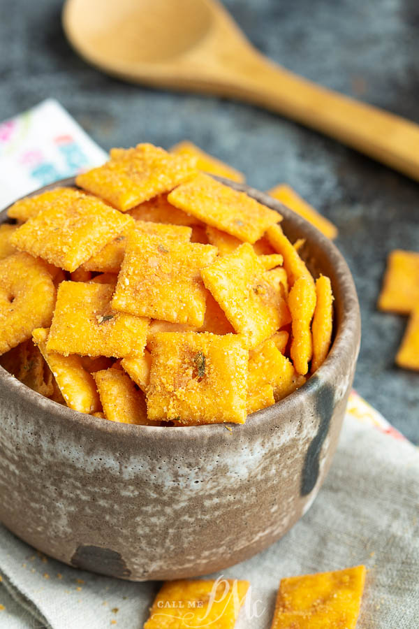 FIRECRACKER CHEEZ ITS recipe takes just four ingredients and less than 30 minutes. Snack fanatics will love these crunchy, cheesy, and salty crackers! #firecracker #ranch #redpepper #recipe #snack #cheezIts #recipeshomemade #homemade #howtomake #simple #mix FIRECRACKER CHEEZ ITS