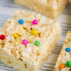 Ruffles Rice Krispie Treats, this salty and sweet dessert comes together in under 5 minutes for a great tasting no-bake snack! #snacks #cereal #recipe #dessert #ricekrispietreats
