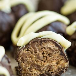 Dangerously-delicious, rich, and decadent, KitKat Truffle Recipe is an easy 3 ingredient, no-bake recipe that's perfect to make with children and to give as gifts for the holidays. #truffles #recipes #candy #chocolate #dessert #gift #Kitkat #candybar