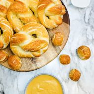 HOMEMADE PRETZELS AND CHEESE DIP