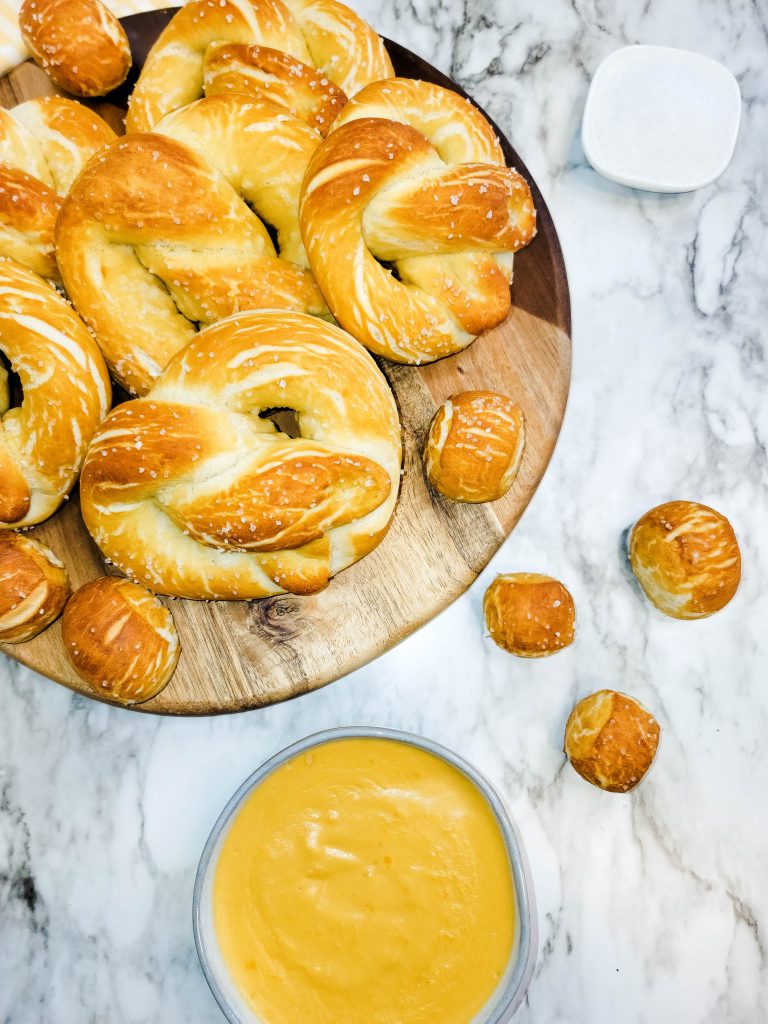 HOMEMADE PRETZELS AND CHEESE DIP