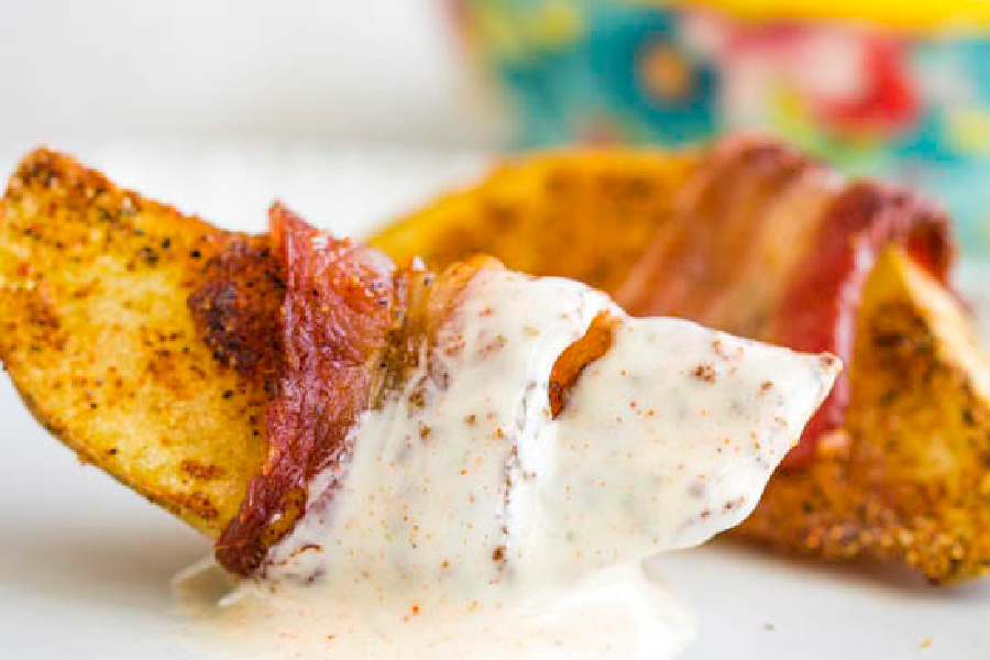 potato wedge with bacon and sauce