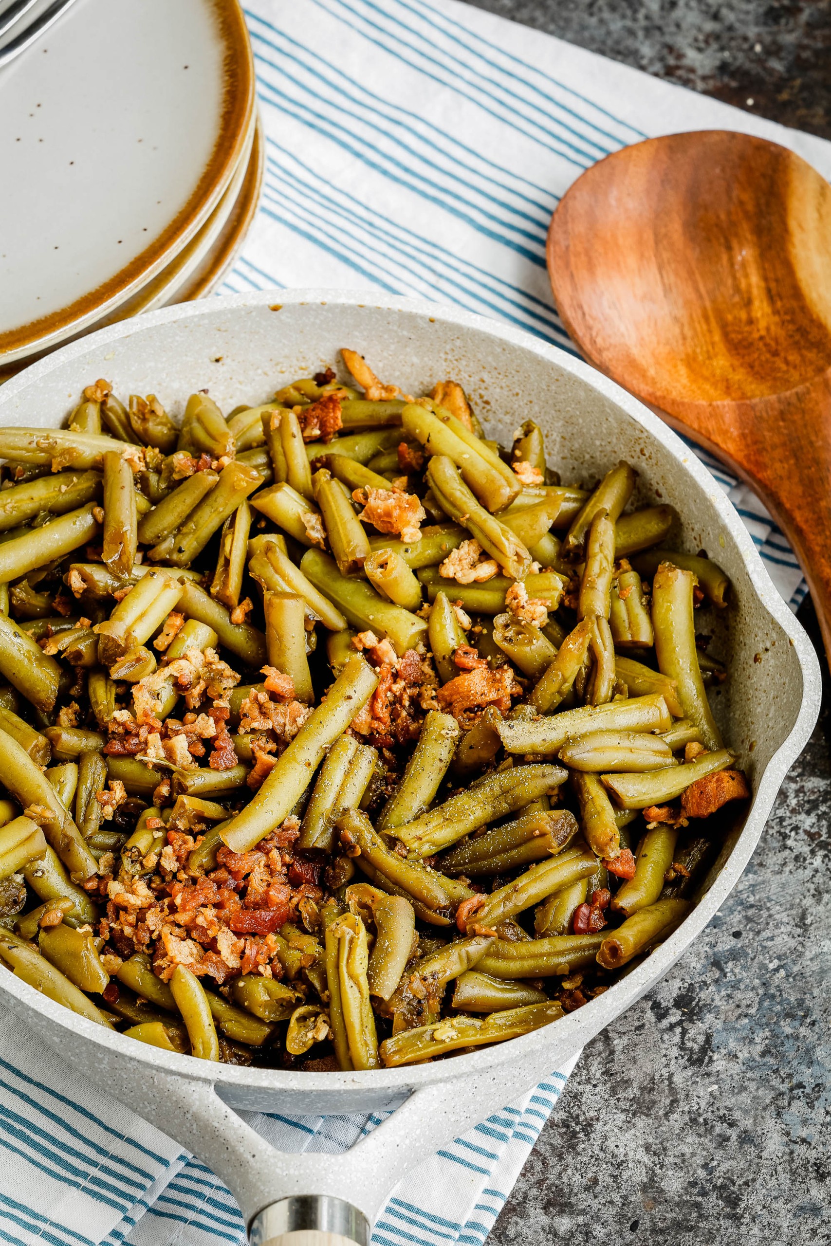 Pan full of green beans.