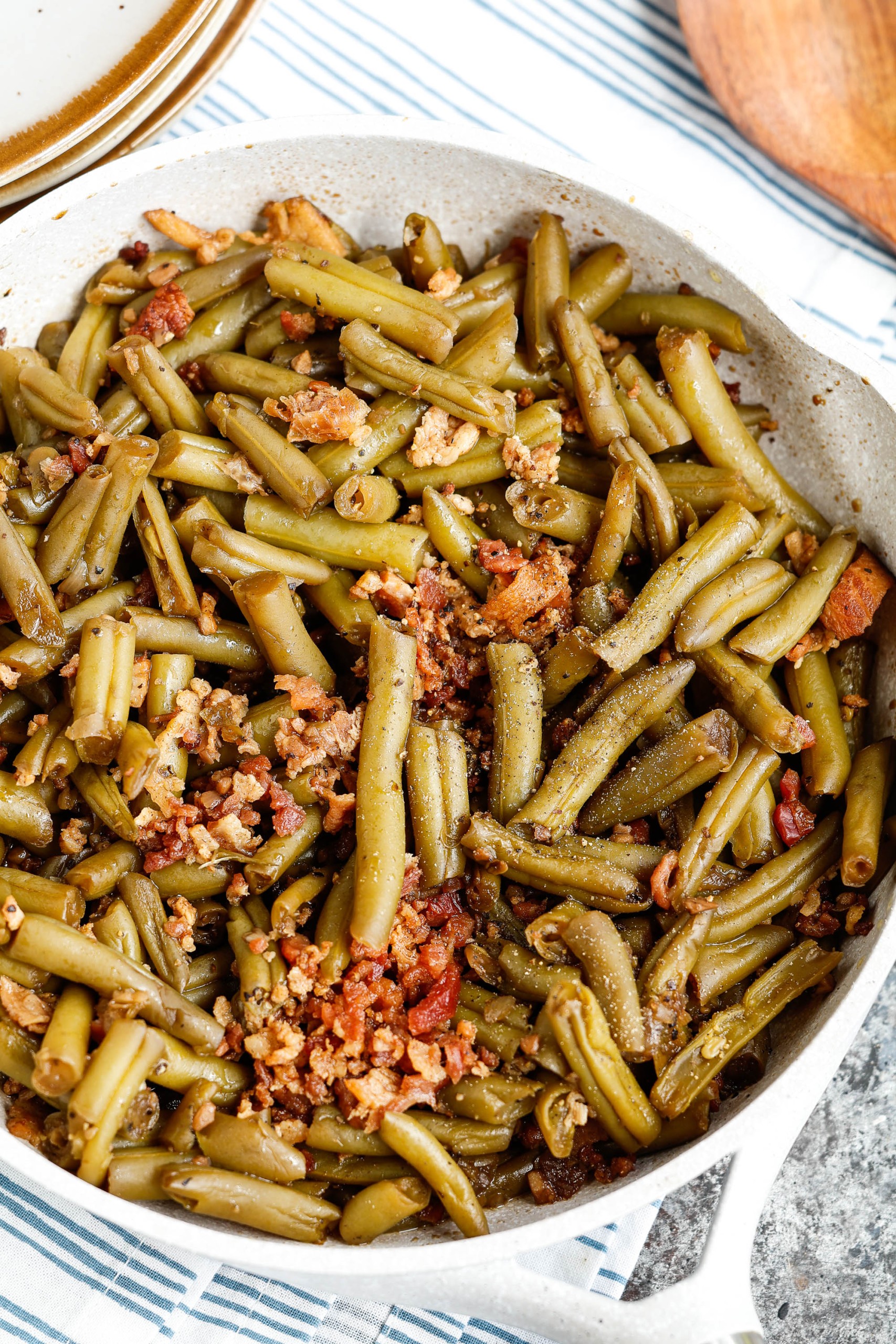 Pan full of green beans.