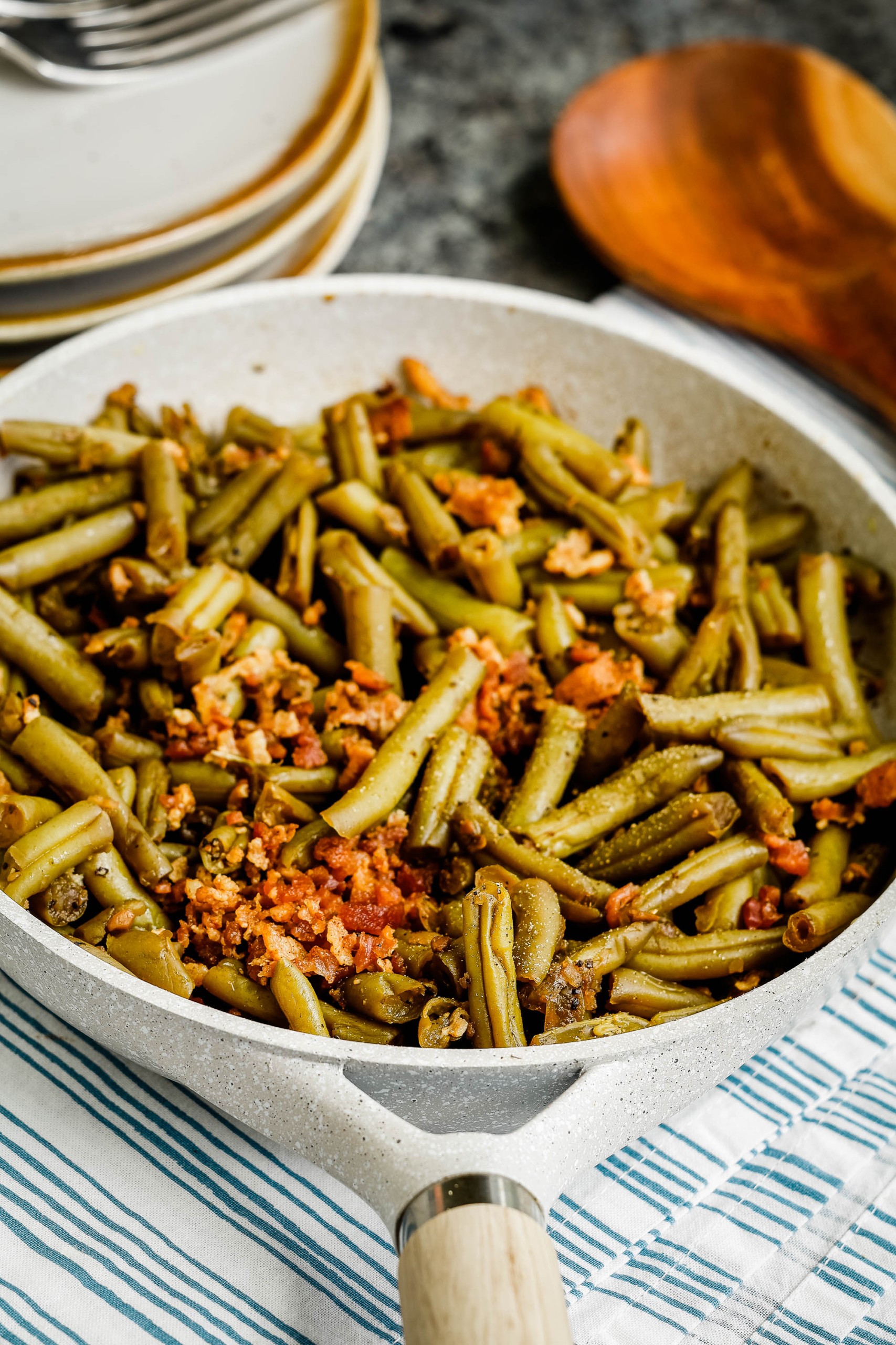 Pan full of green beans.