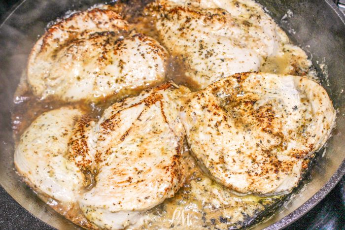 A frying pan with chicken in it.