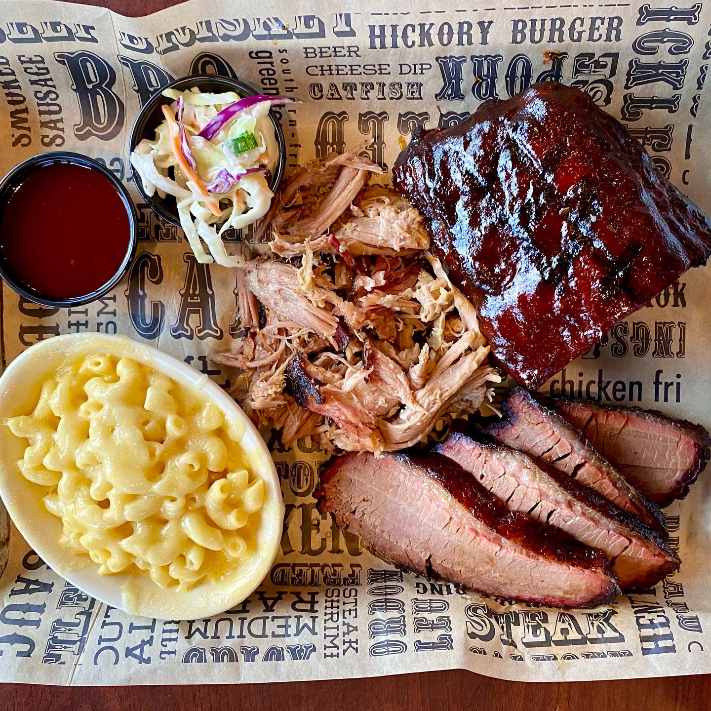 A tray of ribs, macaroni and cheese.
